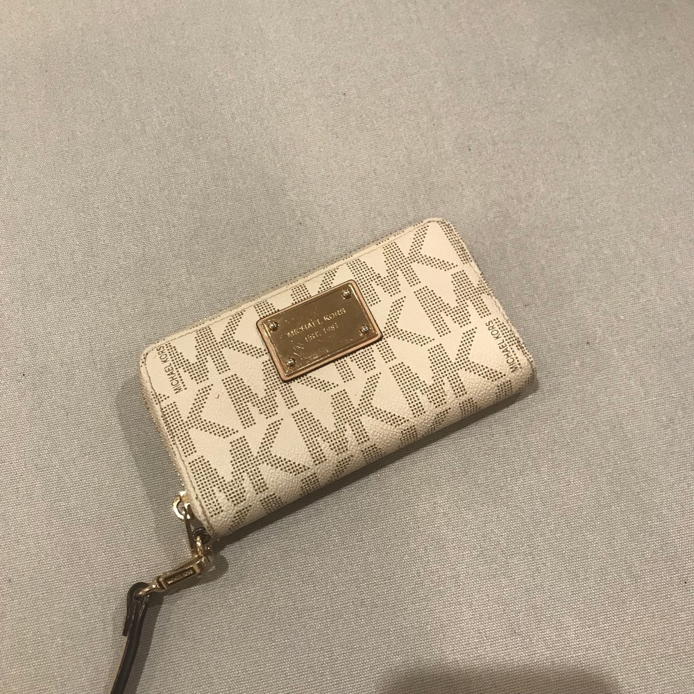 Michael Kors Wristlet (Authentic)